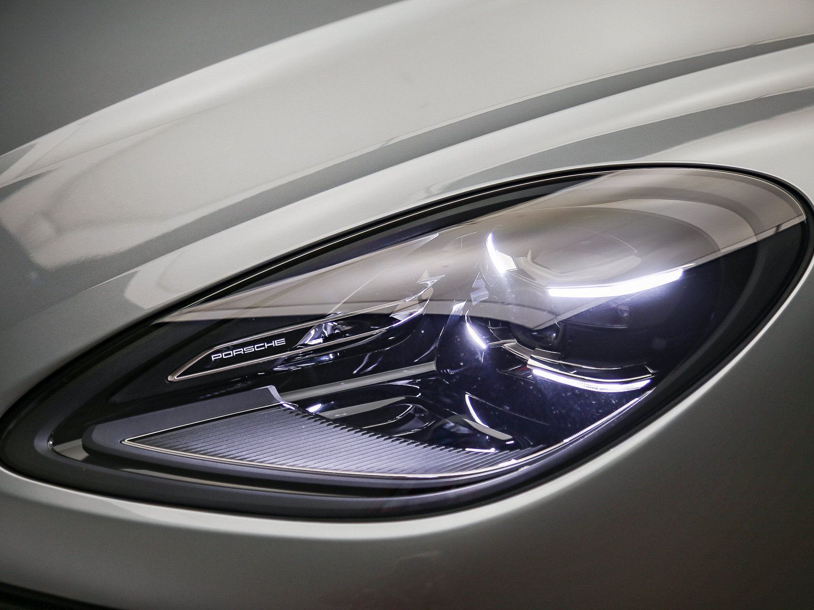 Certified 2025 Porsche Macan AWD/4WD image 11