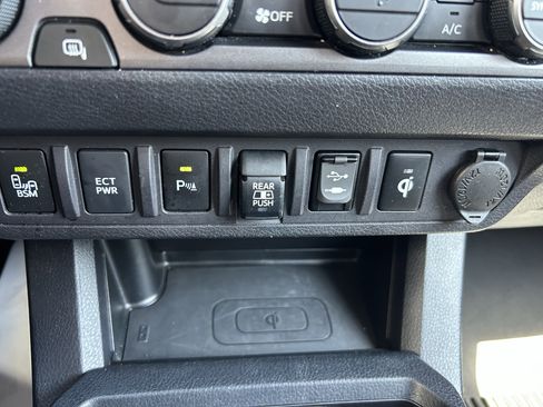 Certified 2019 Toyota Tacoma TRD Off-Road AWD/4WD image 31