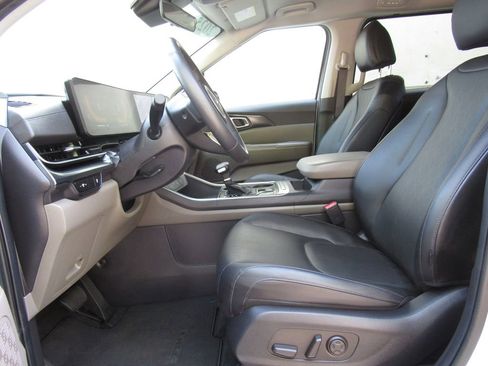 Used 2025 Kia Carnival FWD image 9