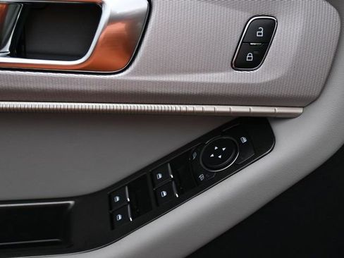 Used 2025 Ford Explorer Active w/ Active Comfort Package image 12