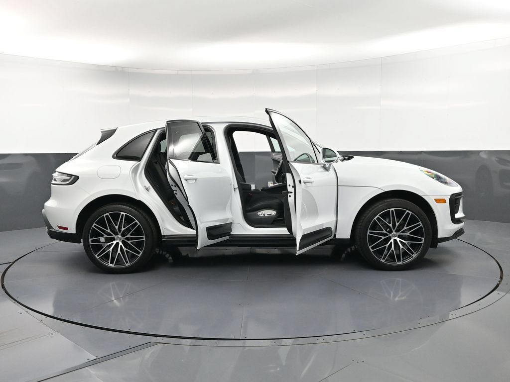 Certified 2026 Porsche Macan AWD/4WD image 34