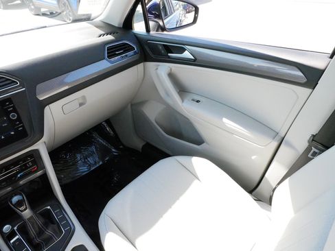 Certified 2024 Volkswagen Tiguan SE w/ Panoramic Sunroof Package image 11