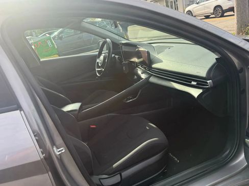 Used 2023 Hyundai Elantra SEL w/ Convenience Package image 12