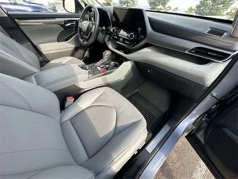Used 2024 Toyota Highlander Limited image 22