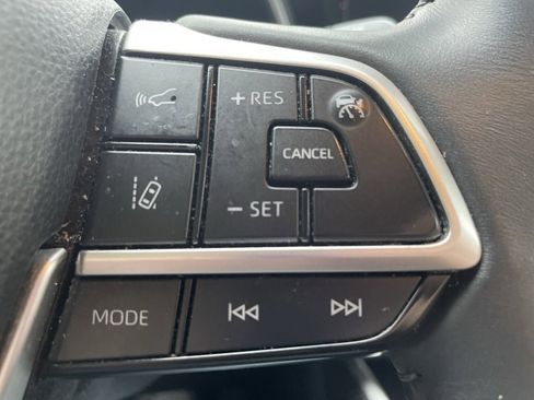 Used 2024 Toyota Highlander AWD image 13