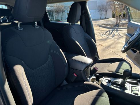 Used 2019 Jeep Cherokee Latitude w/ Popular Appearance Group image 18