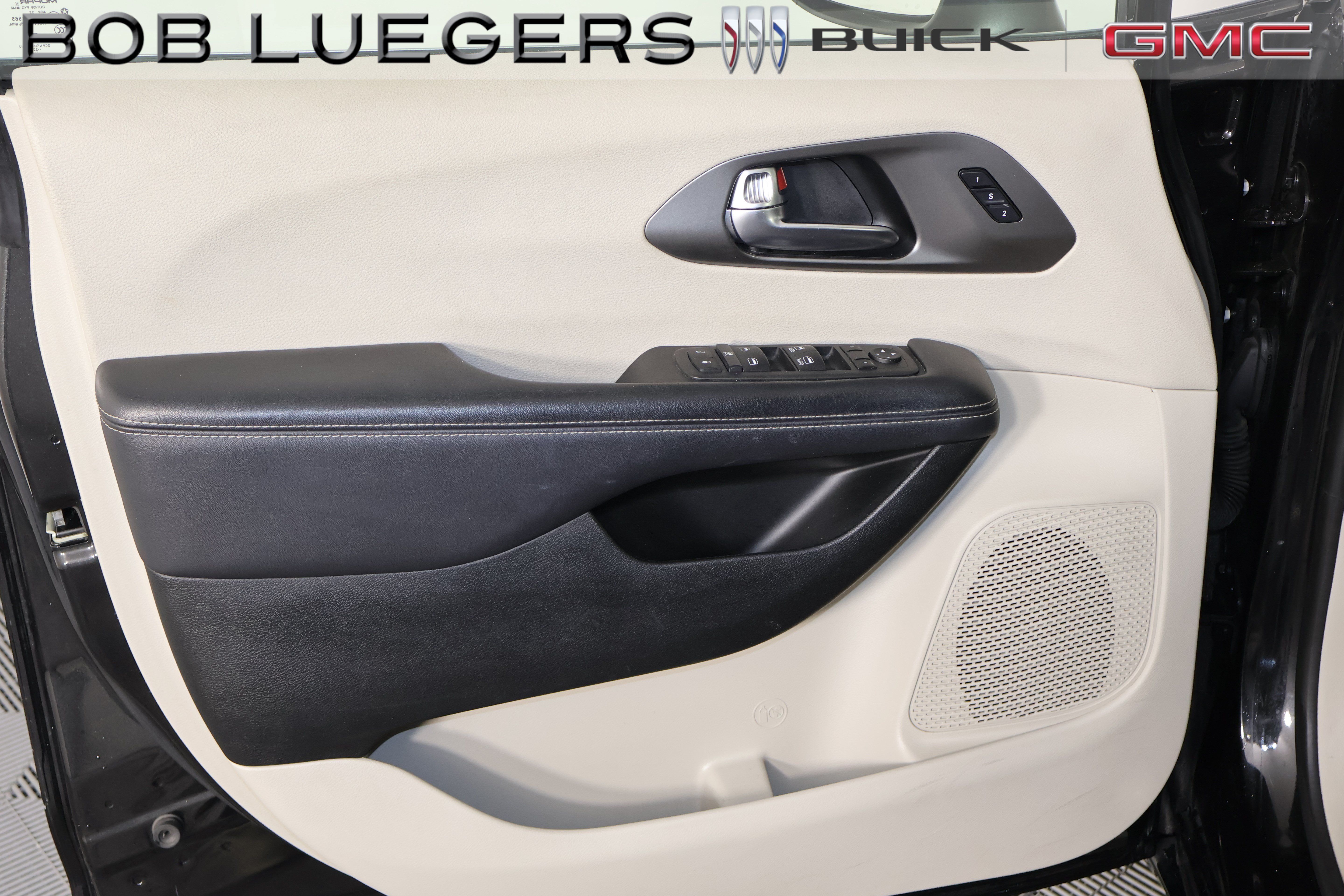 Used 2023 Chrysler Pacifica Touring-L FWD image 6