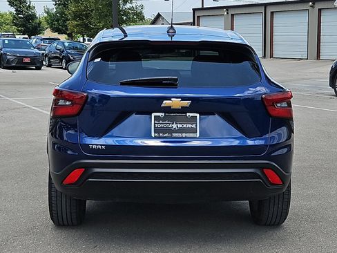 Used 2024 Chevrolet Trax LS w/ LS Convenience Package FWD image 4