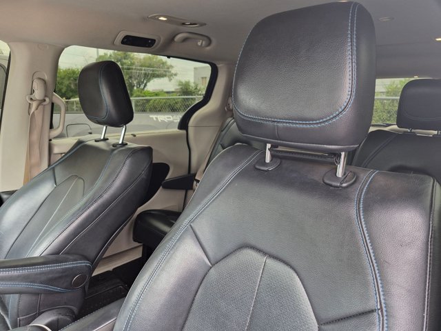 Used 2021 Chrysler Pacifica Touring-L FWD image 4
