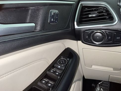Used 2018 Ford Edge Titanium w/ Ford Safe & Smart Package FWD image 20
