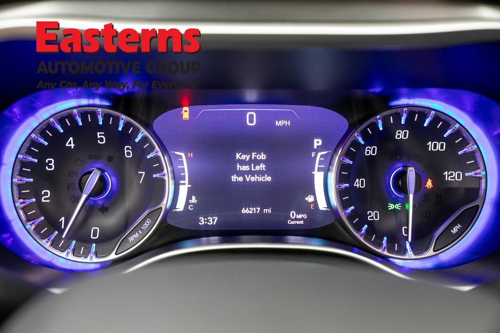 Used 2023 Chrysler Pacifica Touring-L FWD image 19
