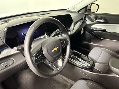 Used 2025 Chevrolet Trax LT w/ LT Convenience Package image 18