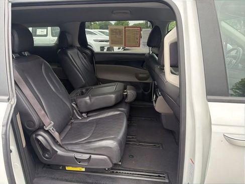 Used 2025 Kia Carnival FWD image 11