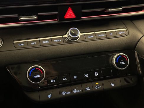 Used 2024 Hyundai Elantra Limited image 13