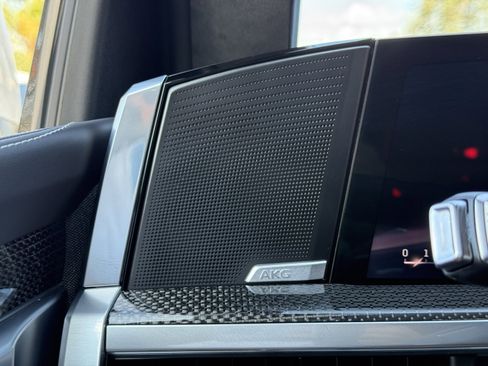 Used 2025 Cadillac Escalade V w/ LPO, ONYX Package image 28