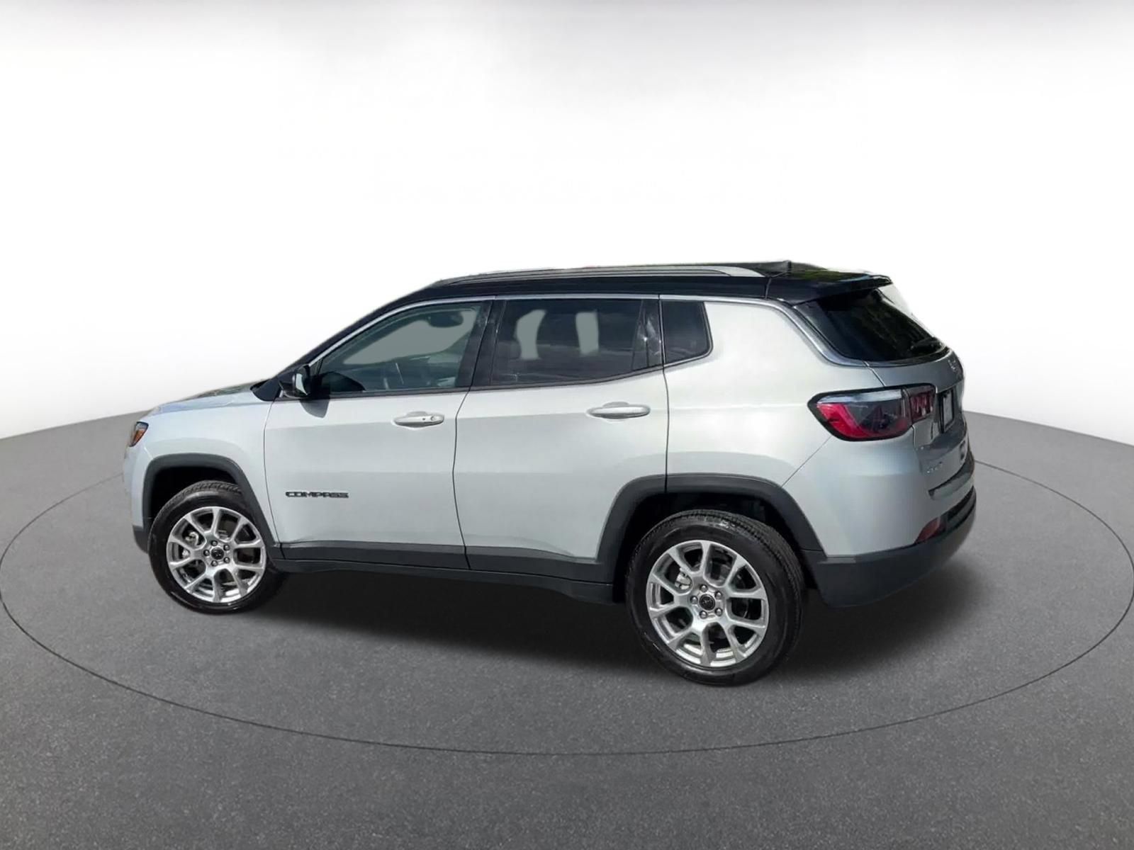 Used 2025 Jeep Compass Limited AWD/4WD image 9