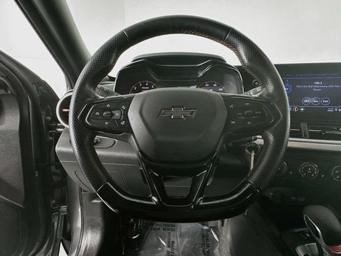 Used 2025 Chevrolet Trax RS w/ Sunroof Package FWD image 13