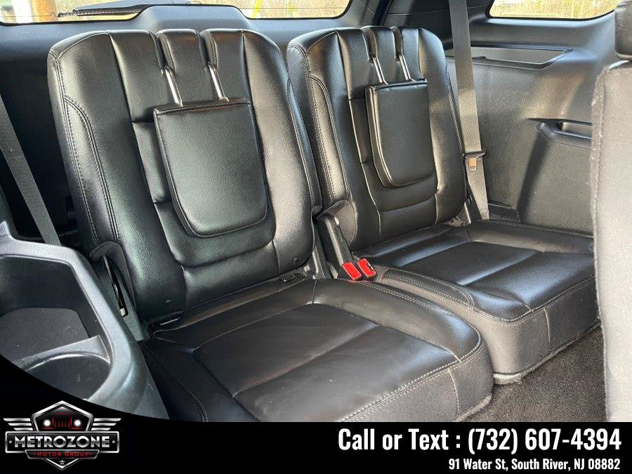 Used 2018 Ford Explorer XLT w/ Equipment Group 202A AWD/4WD image 29