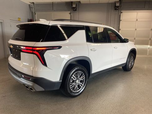 Used 2025 Chevrolet Traverse LT image 9