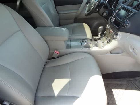 Used 2013 Toyota Highlander SE FWD image 20