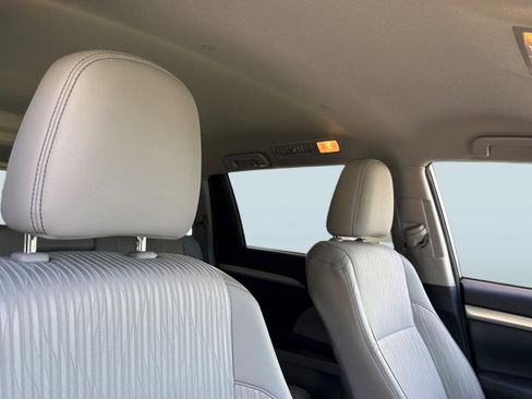 Used 2015 Toyota Highlander Plus FWD image 24