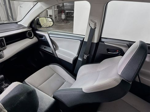 Used 2018 Toyota RAV4 XLE image 17