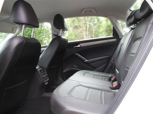 Used 2020 Volkswagen Passat 2.0T SE FWD image 17