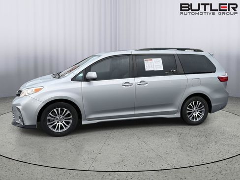 Used 2019 Toyota Sienna XLE Premium FWD image 3