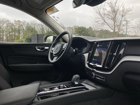 Used 2025 Volvo XC60 B5 Plus image 6