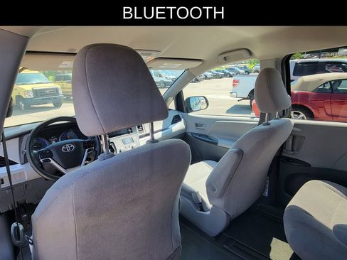 Used 2019 Toyota Sienna L w/ Carpet Mat Package FWD image 9