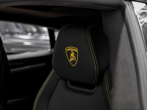 Used 2025 Lamborghini Urus SE image 31