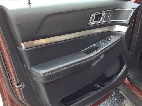 Used 2018 Ford Explorer XLT image 4