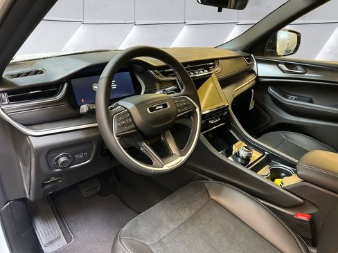 New 2025 Jeep Grand Cherokee Altitude AWD/4WD image 10