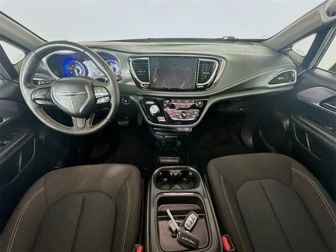 Used 2023 Chrysler Pacifica Touring image 10