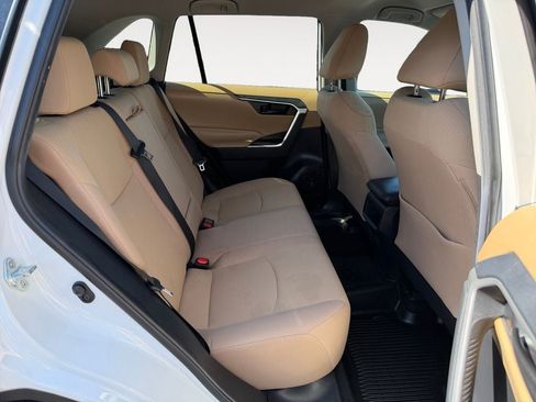 Used 2019 Toyota RAV4 LE FWD image 13