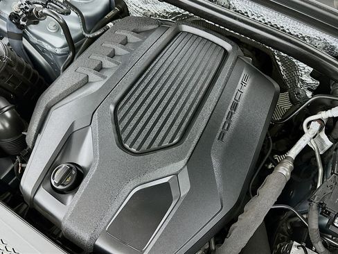 Used 2024 Porsche Macan AWD/4WD image 32