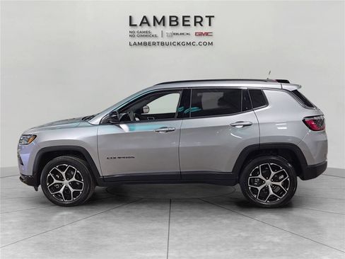 Used 2024 Jeep Compass Latitude image 3