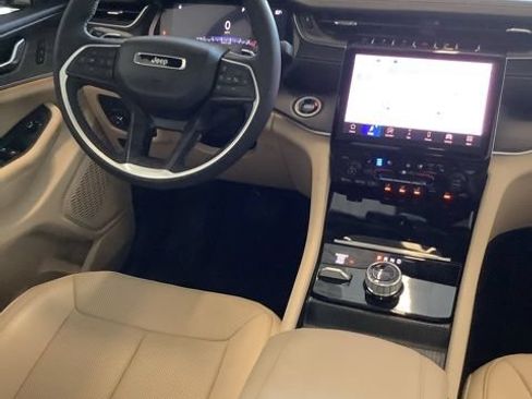 Certified 2025 Jeep Grand Cherokee Limited w/ Luxury Tech Group II AWD/4WD image 12
