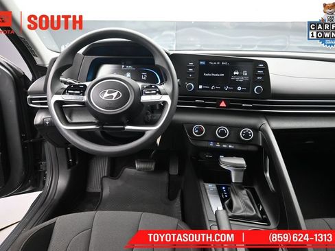 Used 2025 Hyundai Elantra SE FWD image 11