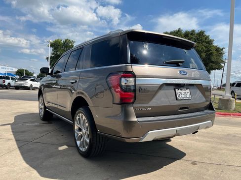 Used 2019 Ford Expedition Platinum RWD image 2