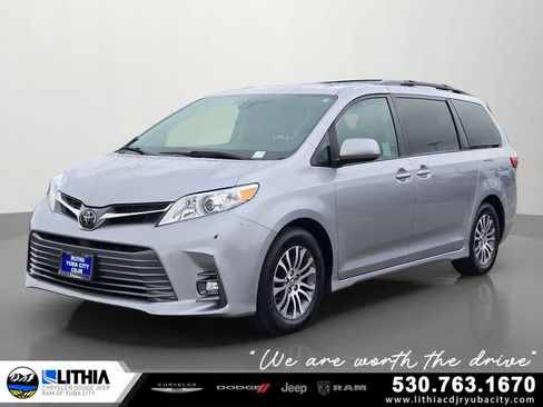 Used 2018 Toyota Sienna XLE w/ XLE Navigation Package FWD image 1