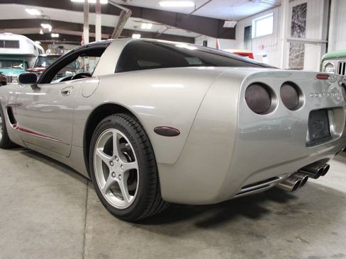 Used 2001 Chevrolet Corvette Coupe w/ Preferred Equipment Group2 image 4