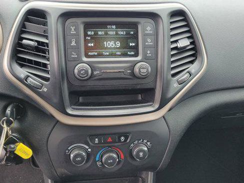 Used 2018 Jeep Cherokee Latitude w/ Altitude Package image 25