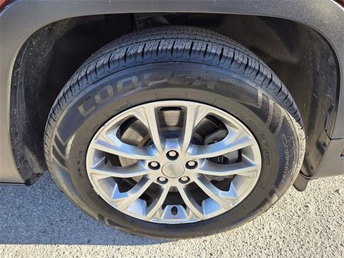 Certified 2019 Jeep Cherokee Latitude Plus image 20