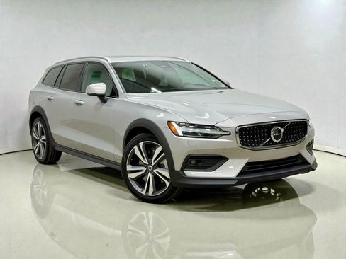 Used 2025 Volvo V60 B5 Cross Country Plus image 6