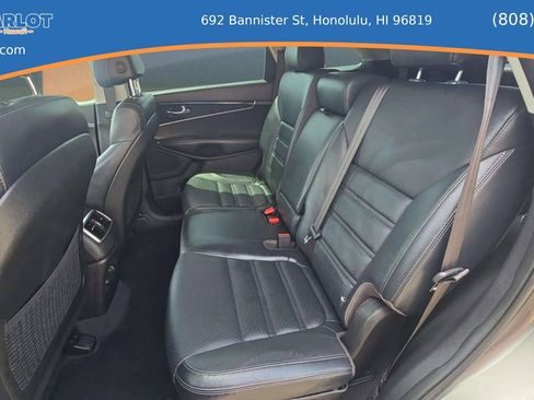 Used 2017 Kia Sorento LX w/ LX Convenience Package image 17