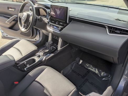 Used 2025 Toyota Corolla Cross XLE image 25