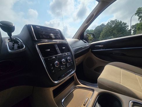 Used 2014 Dodge Grand Caravan SXT FWD image 21
