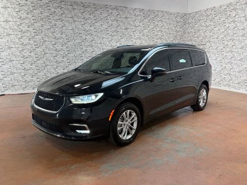 Used 2022 Chrysler Pacifica Touring image 3