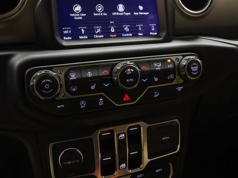 Used 2018 Jeep Wrangler Unlimited Rubicon w/ Dual Top Group AWD/4WD image 37
